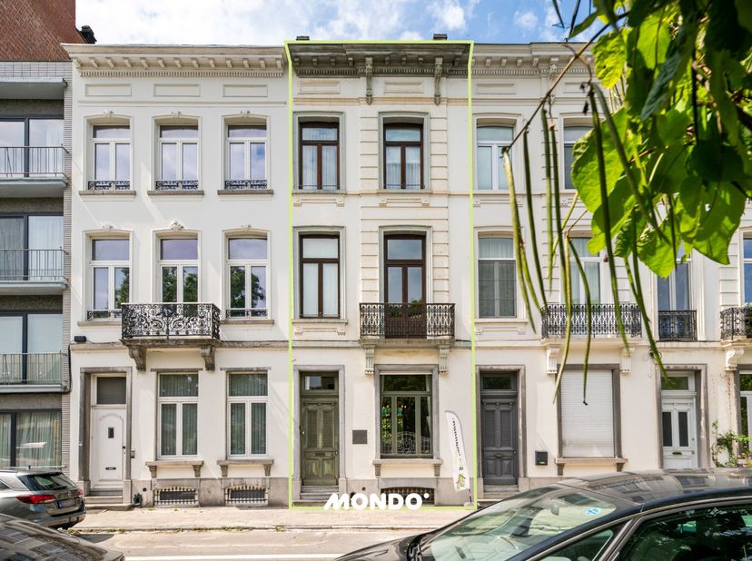 Karaktervol herenhuis met 4 slaapkamers, authentieke elementen en zonnige stadstuin van ca. 90 m² in hartje Mechelen<br />
<br />
Bent u op zoek naar