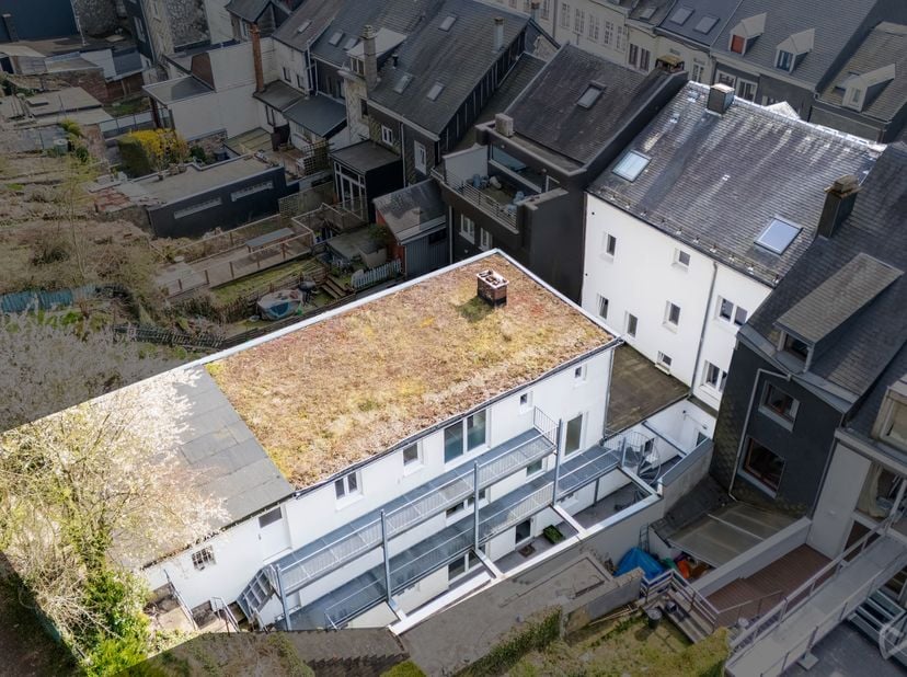 We Invest Malmedy vous propose cet immeuble de rapport idéalement situé en plein hyper-centre, offrant un excellent potentiel de valorisation.<br />
L
