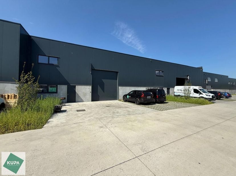 361m² magazijn met 3 parkeerplaatsen voor het gebouw te huur gelegen op een uitstekende locatie naast de R4. Het magazijn kan gebruikt worden als opsl