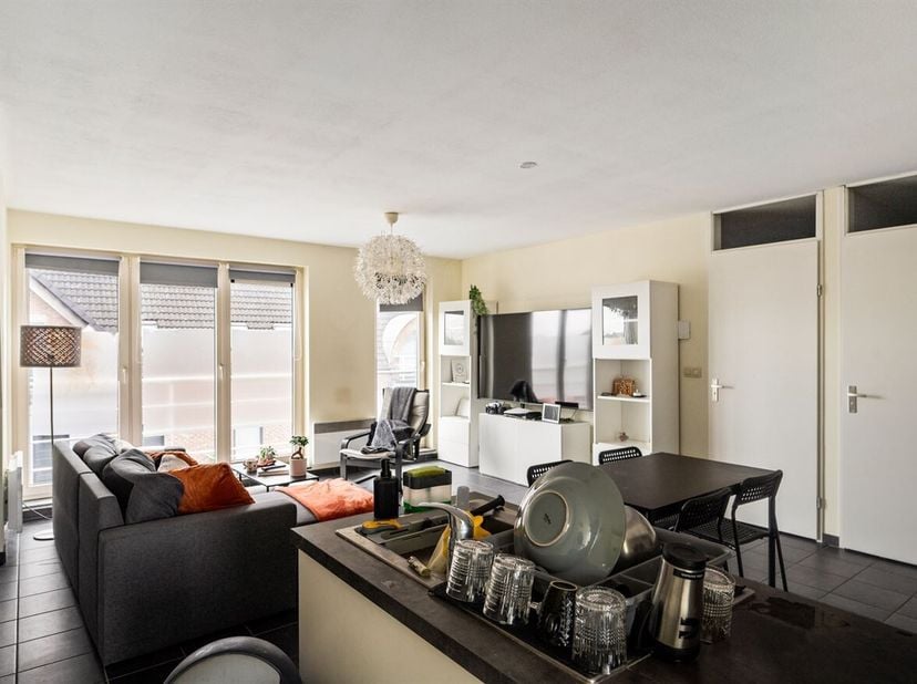 1-slaapkamerappartement in het centrum van Geel<br />
Dit appartement is gelegen op de derde verdieping en biedt een aangename woonruimte met veel lic