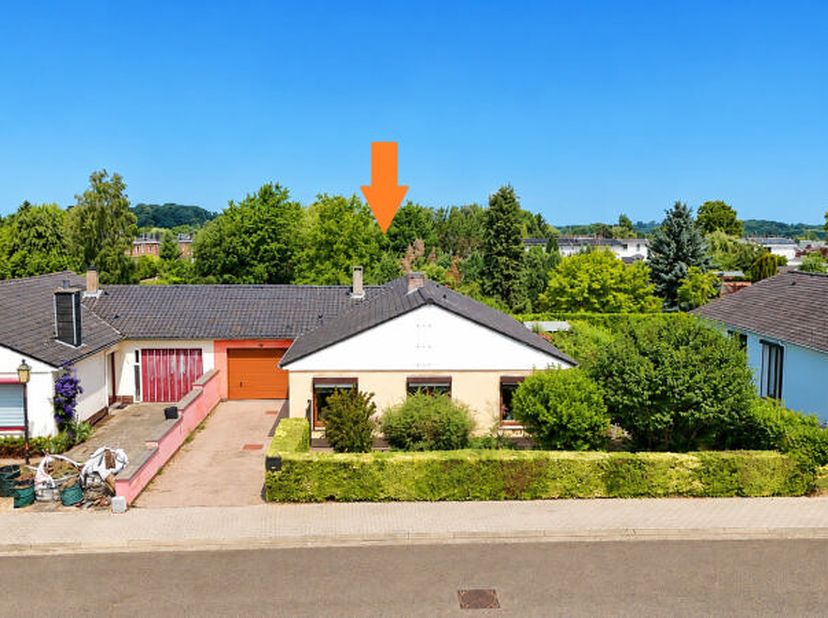 Agréable bungalow (+/- 143 m² d'après PEB) 3 chambres avec terrasse, garage et jardin idéalement situé dans un endroit calme à Saive (voie sans issue)