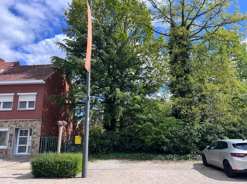 HOEK JORIS VAN OOSTENRIJKSTRAAT 58-60 - CRUTZENSTRAAT 67:<br />
Hoekperceel bouwgrond van 8a74ca gelegen in het centrum van Kuringen, vlakbij de kerk,