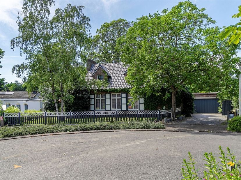 Authentieke woning (216 m²) in Kapellen<br />
In de Heirust woon je, zoals de naam doet vermoeden, in alle rust en omringd door groen. Toch bevindt h