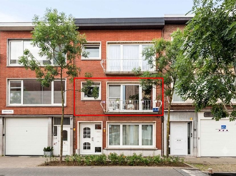 Dit gezellige appartement is gelegen op de eerste verdieping van een kleinschalig gebouw (zonder lift) in de Baron Leroystraat en combineert het beste