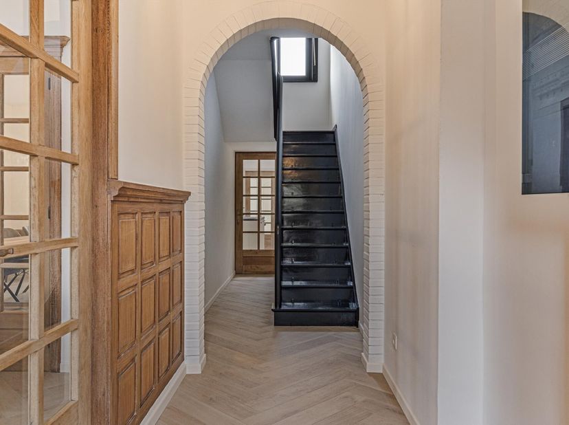 Deze woning werd in 2023 quasi volledig gerenoveerd, met behoud van het karakter van dit prachtige pand.<br />
Dankzij de ligging in de dorpskern van