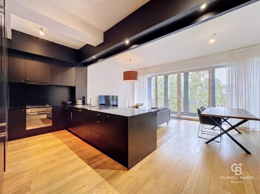 Ruim, ONGEMEUBILEERD appartement van ca. 104 m², gelegen op de 1e verdieping van 4 in een modern gebouw uit 2009. Deze woning bestaat uit een inkomhal