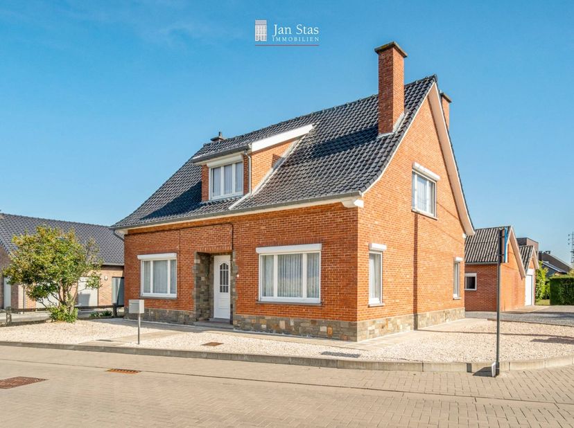 In het landelijke Bunsbeek, een deelgemeente van Glabbeek, bevindt zich deze gezinswoning op een perceel van 9a 32ca. De woning uit 1961 beschikt over