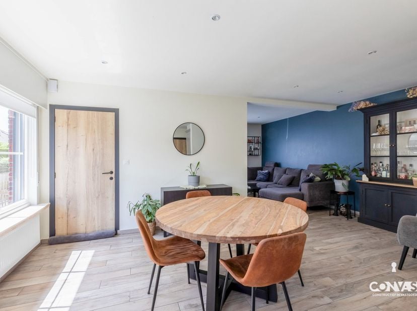 Deze volledig gerenoveerde woning met drie slaapkamers is gelegen op een centrale locatie te Belzele. Er zijn verschillende winkels, scholen en het op