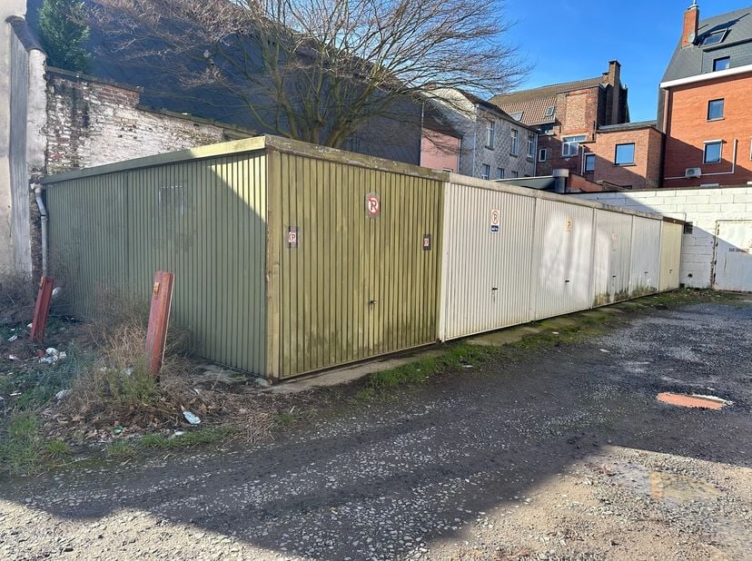 Goed gelegen garagebox met een inrit via de Muidelaan.<br />
<br />
Ideaal voor buurtbewoners die op zoek zijn naar een vaste parkeerplaats of als inv