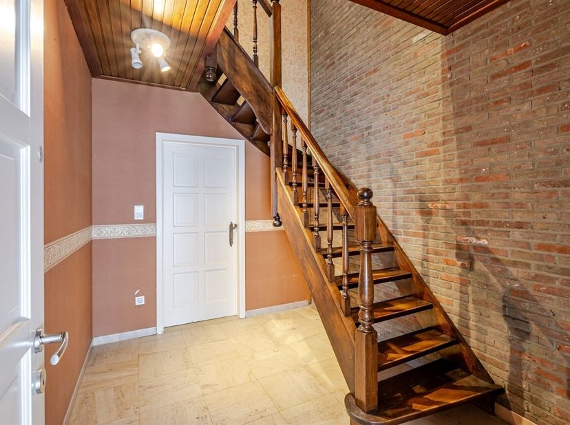 Welkom bij deze interessante belle-étage rijwoning, gelegen te Kwatrechtsteenweg 21 Wetteren. Deze woning is gelegen dichtbij alle voorzieningen zoals