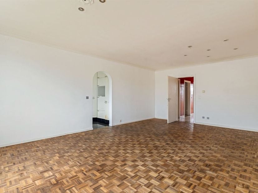 Op te frisse appartement met 2 slaapkamers en garagebox!<br />
Ligging: Gelegen op een centrale en vlot bereikbare locatie nabij winkels, scholen en o