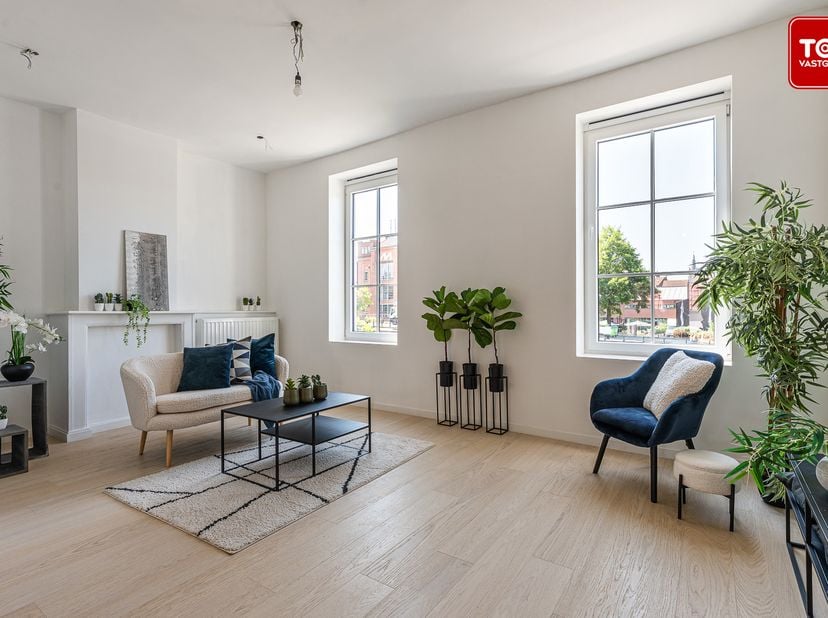 Op een toplocatie in het hart van Gent verwelkomt Huidevetterskaai 21A u in een triplex appartement waar licht, ruimte en afwerking centraal staan. De