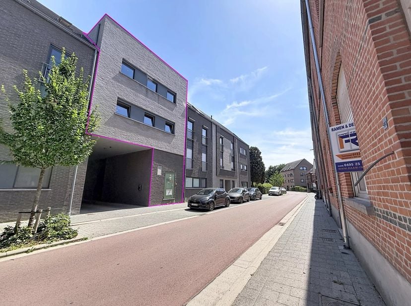 Om dit luxe pand volledig te kunnen beschrijven is er een half boekwerk nodig dus best dat u een afspraak maakt om te komen kijken!<br />
Toch gaan we