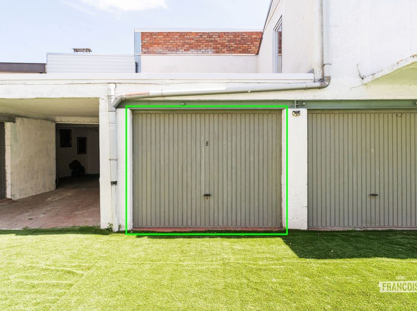 Deze garagebox is gelegen op een toplocatie, op slechts enkele minuten wandelen van de zee, het strand en de duinen. De ruime box biedt een ideale opl