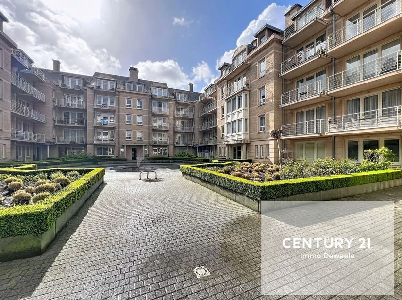 Century 21 Immo Dewaele est ravi de vous présenter cet appartement 2 chambres situé dans le centre de Braine-l'Alleud. Au 3e étage d'un immeuble bien