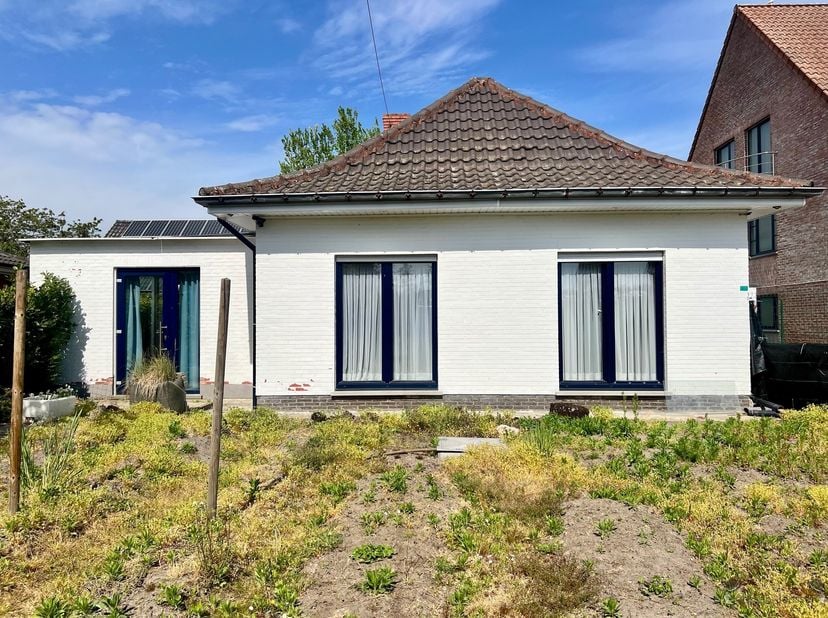 Ce bungalow rural à Hamme offre un potentiel intéressant avec une superficie de 757 mètres carrés.<br />
<br />
La propriété dispose d'un hall d'ent