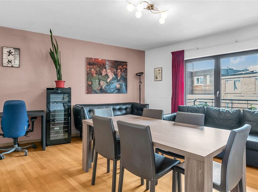 Bent u op zoek naar een ideaal gelegen appartement als eigen woonst of investering? Dan is dit gezellige éénslaapkamerappartement op de Naamsesteenweg