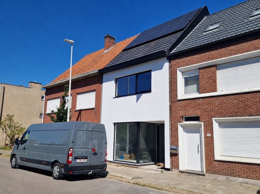 Hedendaagse nieuwbouwwoning met o.a. 4 slaapkamers en 2 badkamers! <br />
Oplevering voorzien in zomer 2026.<br />
De woning werd doordacht ontworpen