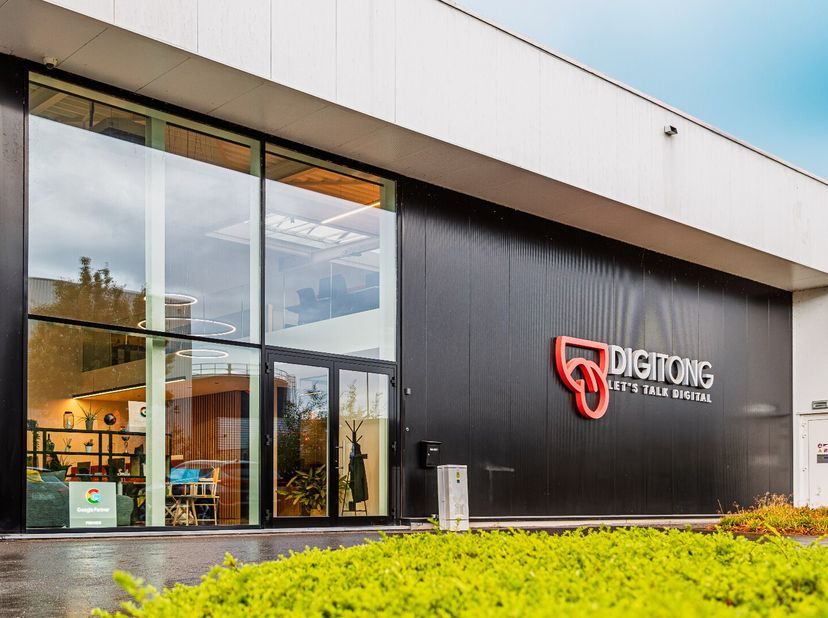 Ontdek dit modern ingericht kantoorgebouw in Businesspark Heesterveld te Tongeren, uitstekend gelegen op een commerciële toplocatie vlak bij de op- en