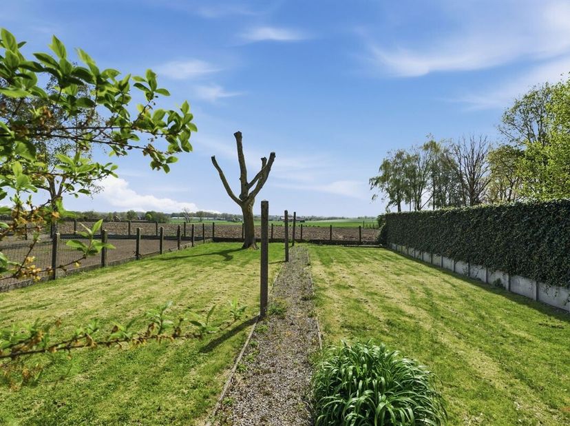 Deze halfopen bebouwing, gelegen in de Vinktstraat 104 te Aarsele (Tielt), is een unieke kans voor wie op zoek is naar een woning met renovatiepotenti