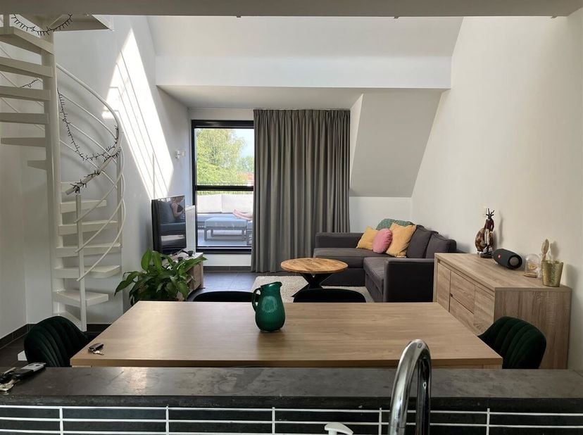 Appartement en duplex avec 2 chambres, terrasse et place de parking<br />
Situation : Appartement en duplex idéalement situé au centre de Zoersel.<br