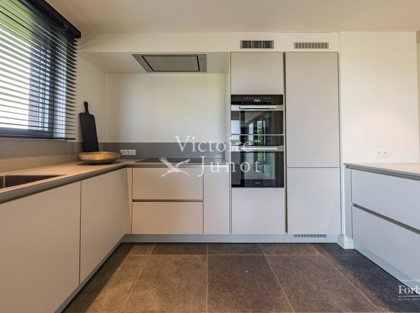 Prachtig appartement van 130 m² en terras van 20 m² op een unieke ligging naast de golf van Sterrebeek. Indeling: ruime living van 52 m², volledig uit