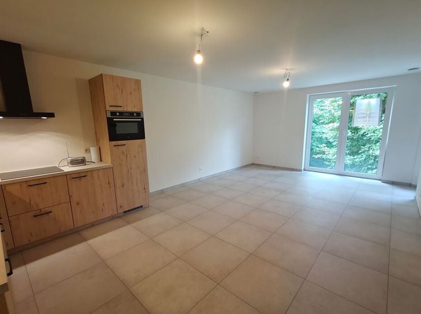 Nieuwbouwappartement op wandelafstand van de verderop gelegen winkels. Ook de autosnelweg E314 is vlot bereikbaar.<br />
Het appartement ligt op het t