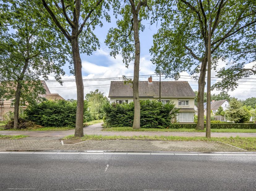 Gelegen op een toplocatie te Westerlo-centrum. Alle faciliteiten (winkels, scholen, openbaar vervoer,…) op wandelafstand en in de directe omgeving van