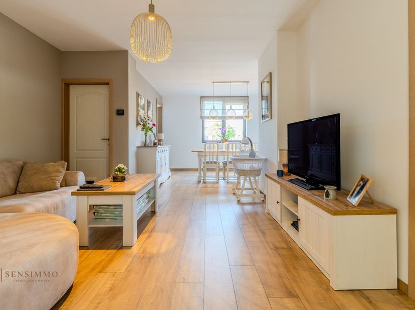 Zoekt u een modern afgewerkte woning waar u direct in kunt trekken? Deze charmante gezinswoning is in 2024-2025 grondig gerenoveerd en combineert eige