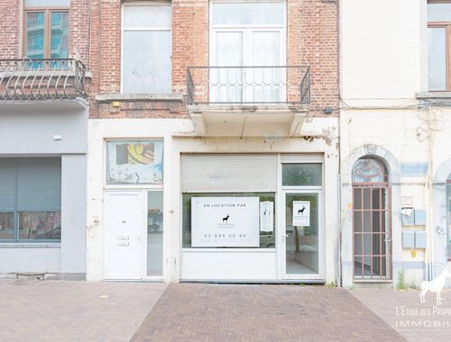                                         Commerce à louer à Charleroi, € 650
