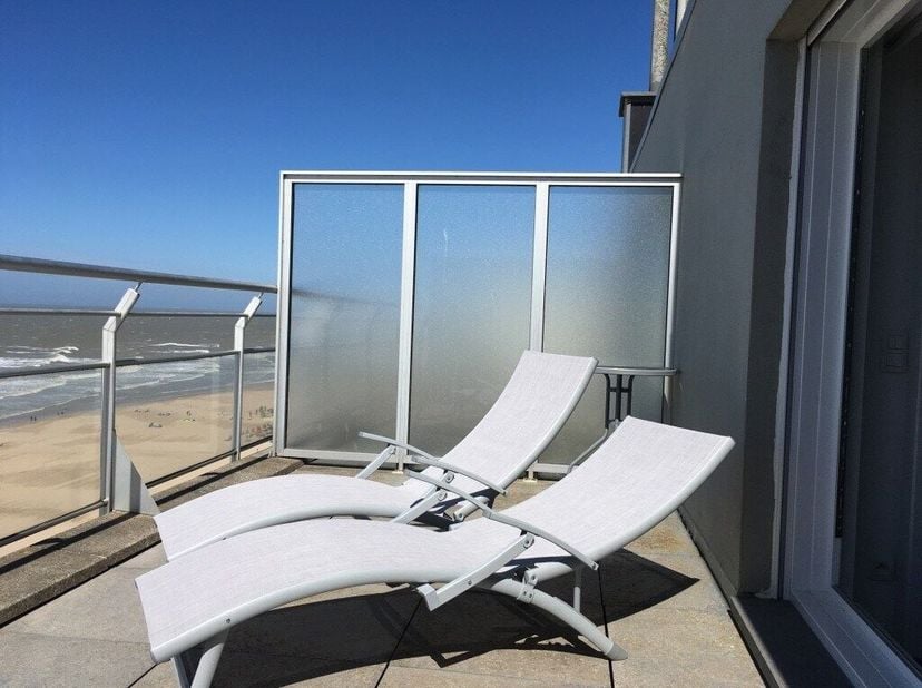 Ce penthouse exclusif situé au 9e étage, dans la partie calme de la Zeedijk, allie luxe, confort et vue unique. Profitez de deux terrasses spacieuses