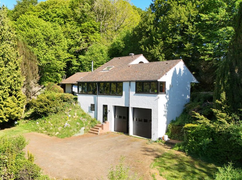 Accessible par un chemin privé (+/- 100m de long), magnifique villa darchitecte (+/- 246m² daprès PEB) idéalement située dans un écrin de verdure sur