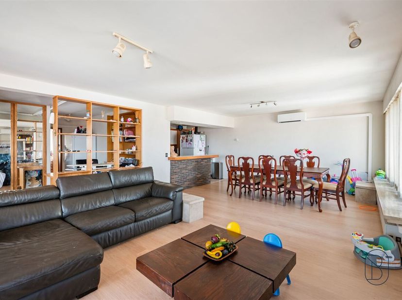 Ruim appartement met twee slaapkamers op de 3e verdieping van een flatgebouw met lift, ideaal ontworpen om comfort en functionaliteit te bieden.<br />