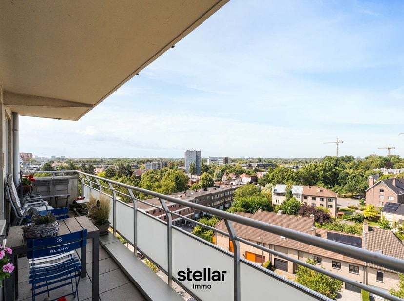 Op de zesde verdieping van een goed onderhouden residentie vindt u dit uitzonderlijk ruim appartement, ideaal voor een gezin op zoek naar comfort en v