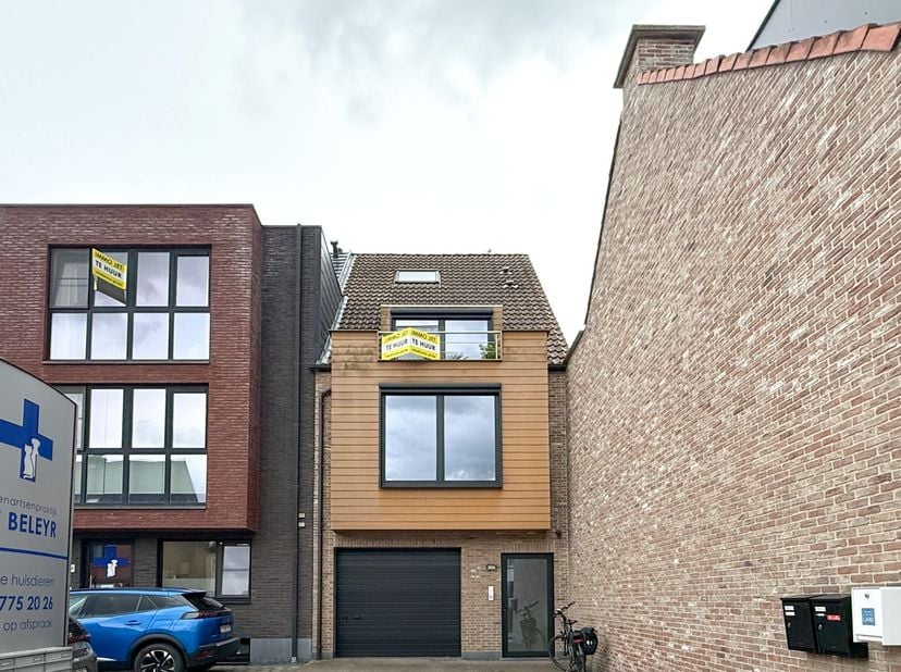 Dit appartement is gelegen op de tweede verdieping en te bereiken via de trap.<br />
<br />
indeling: lichtrijke leefruimte met terras, open geïnstall