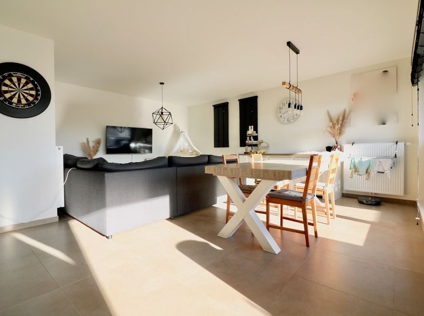 Bent u op zoek naar een instapklaar appartement of een interessante vastgoedinvestering? Dan is dit moderne 2-slaapkamerappartement in Adegem zeker ee