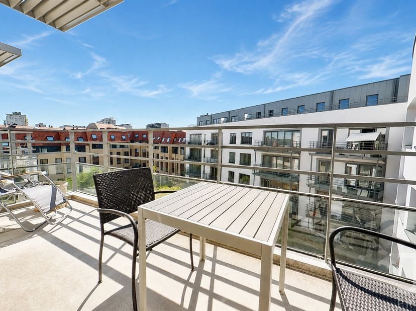 Idéalement situé sur l’avenue Marcel Thiry, à proximité de toutes les commodités, ce magnifique appartement 1 chambre dispose d’une belle terrasse et