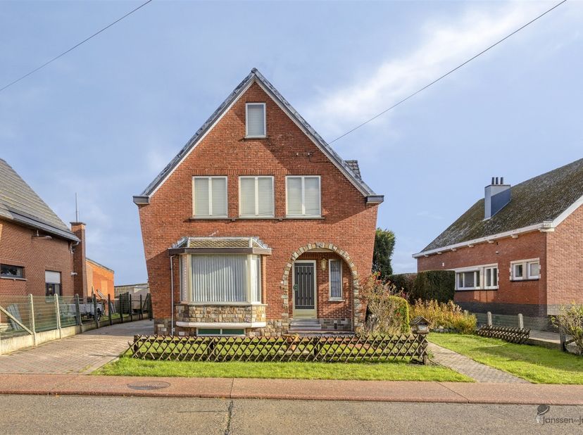 Ontdek deze ruime open bebouwing op een perceel van 8a18ca, gelegen in een rustige straat met een onverhinderd uitzicht op de velden achteraan. Deze w