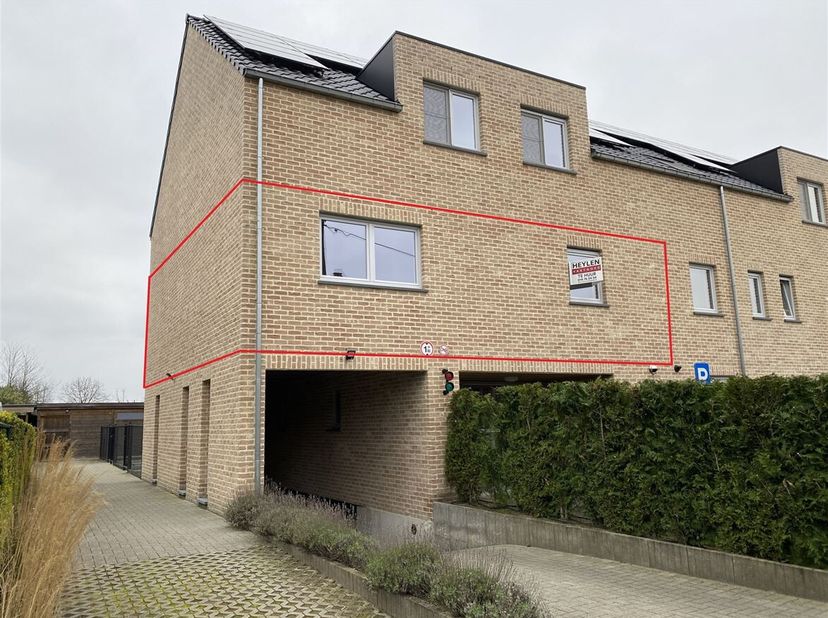 Appartement spacieux de deux chambres avec terrasse et place de parking<br />
Situation : Situé au coeur de Winkelomheide, à proximité de toutes les c