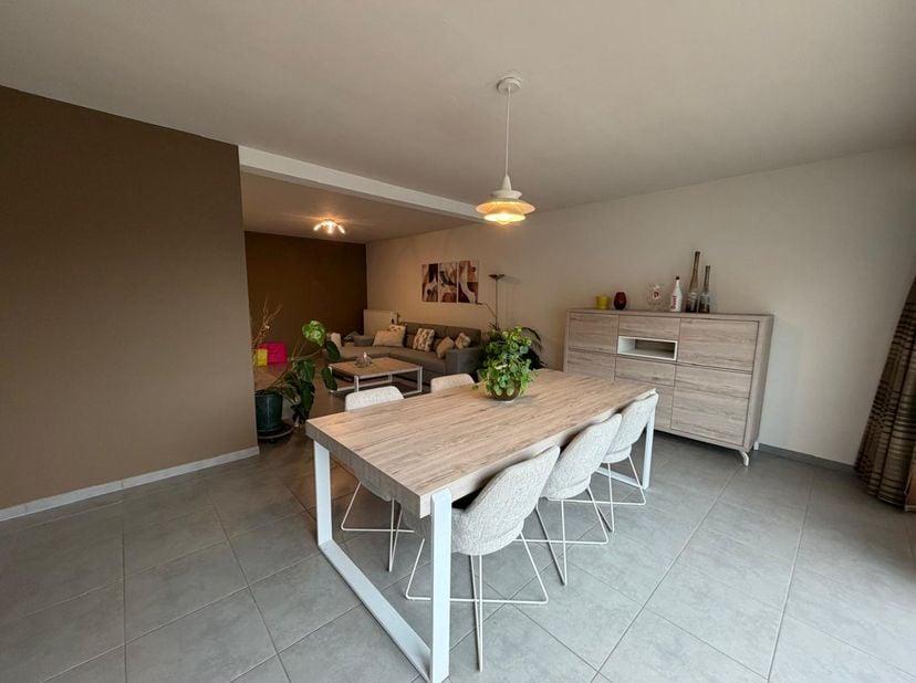 Op een centrale ligging in Geel bevindt zich dit instapklare appartement met 2 slaapkamers, garage en terras. Dankzij de ruime leefruimte en praktisch