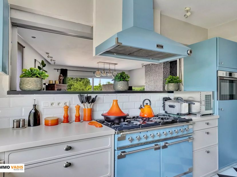 Deze bijzonder ruime woning aan de Maastrichterstraat 304 in Bilzen werd doorheen de jaren met veel zorg gerenoveerd en tot in de puntjes afgewerkt. E