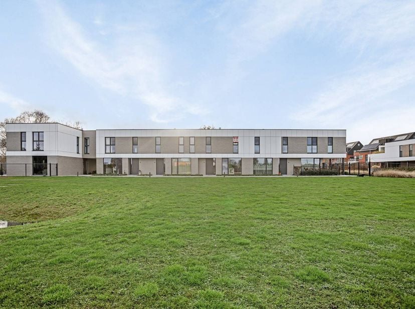 Indeling als volgt:<br />
Gelijkvloers:<br />
- Inkomhal met vestiairekast<br />
- Apart toilet<br />
- Gezellige living met open keuken<br />
- Privé