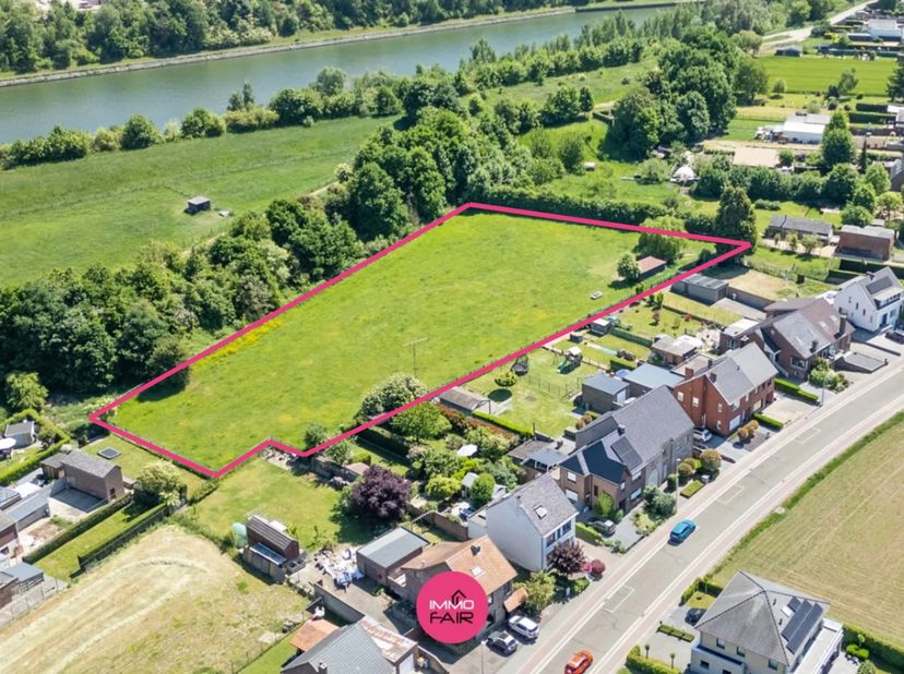 Weiland van maar liefst 6012 m²!<br />
<br />
Dit weiland bevindt zich in Veldwezelt, een deelgemeente van Lanaken. Zowel scholen, kinderopvang en buu