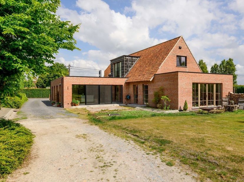 Mooie hoeve met ruime nieuwbouwwoning, schuur en stal op en met grond te koop te Aalter.<br />
De hoeve is gelegen in agrarisch gebied op een perceel