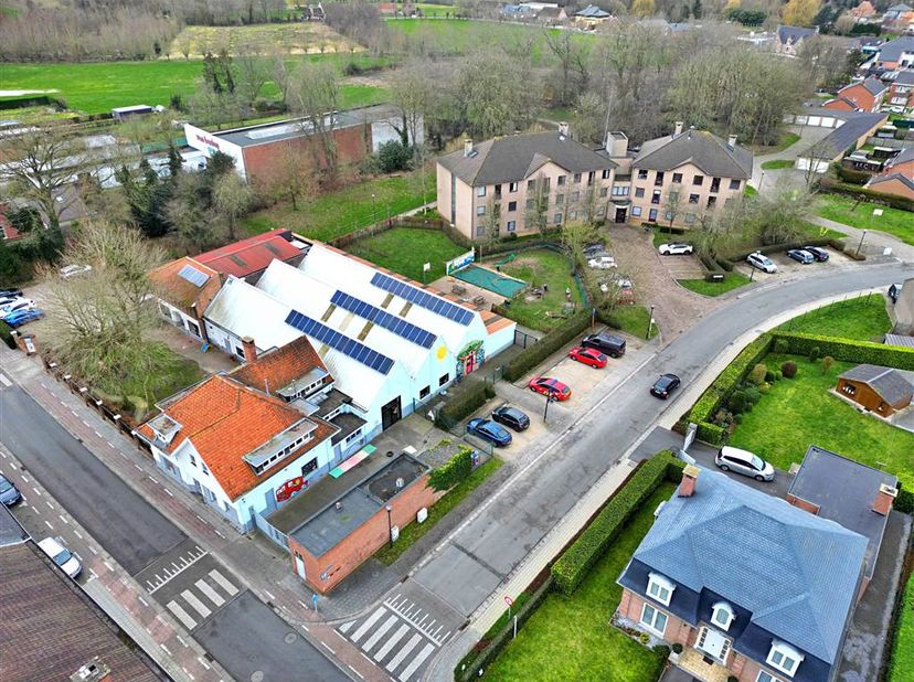 Site (6.014 m²) in het centrum van Knesselare, omvattende Hemelrijkstraat 50 (Parkresidentie bestaande uit 30 assistentieflats met aanpalend 18 indivi