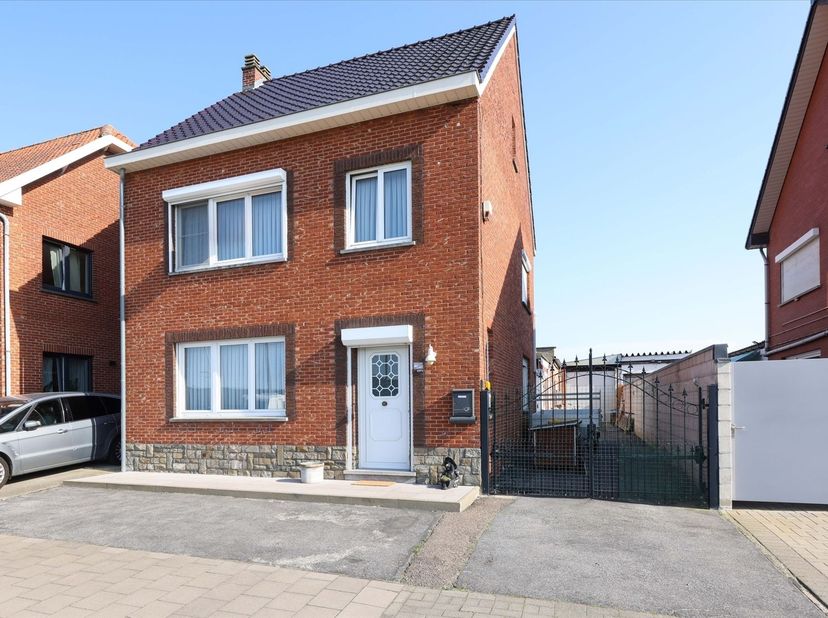 Verrassend ruime gezinswoning met 4 slaapkamers én aanpalende loods van 150m² gelegen in het landelijke Zepperen <br />
<br />
Omgeving:<br />
+ Ge