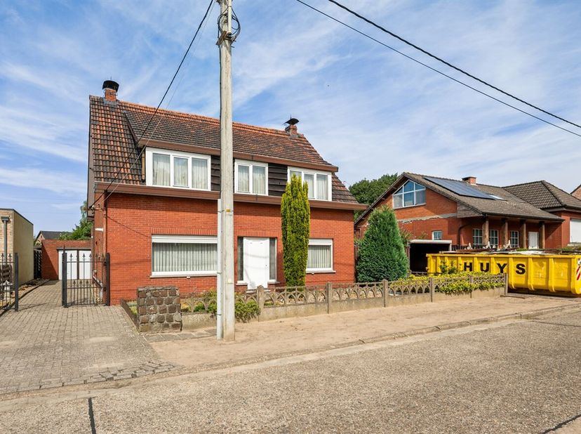 Locatie: <br />
Deze woning is gelegen aan de Eikenstraat 37 in Beerse, op een rustige locatie met een goede bereikbaarheid. Het centrum van Beerse, m
