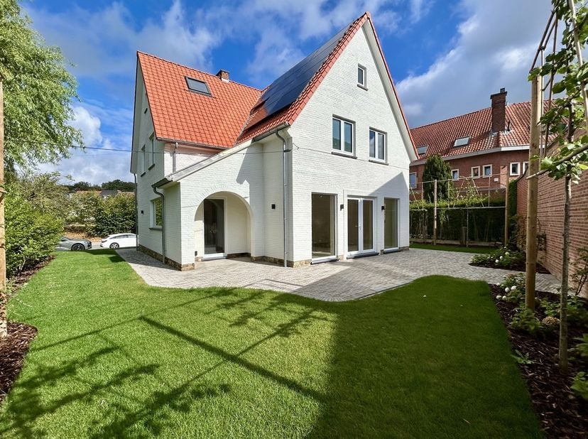 In de gegeerde en residentiële wijk Ter Elst vlakbij IMEC en Gasthuisberg bevindt zich deze alleenstaande villa, die met bijzonder veel aandacht voor