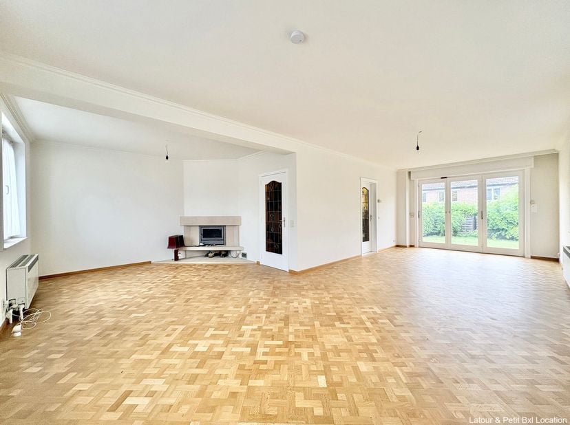 KRAAINEM – Nabij alle faciliteiten en het metrostation Kraainem, aangename BEL-ETAGEWONING met 3 GEVELS (3 slpk./1 badk.) van ±181 m² met terras, tuin