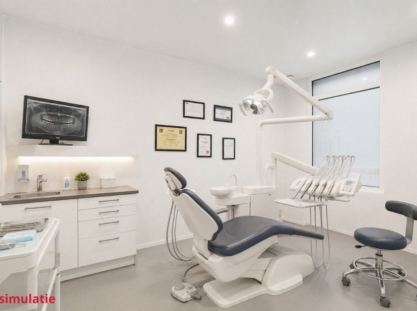 Cet espace commercial de 110 m², prêt à l'emploi, bénéficie d'un emplacement exceptionnel et très visible à Desselgem. Le bâtiment a été entièrement r